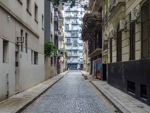 شارع مرصوف بالحجارة في بوينس آيرس