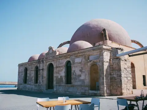 مبنى ذو قبة عند ميناء خانيا في كريت