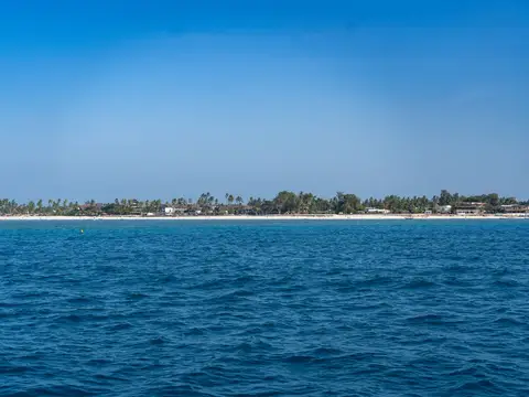 ساحل زنجبار تحت سماء زرقاء