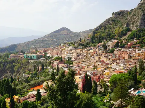 تاورمينا على السفح فوق البحر