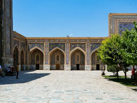 فناء مدرسة في سمرقند